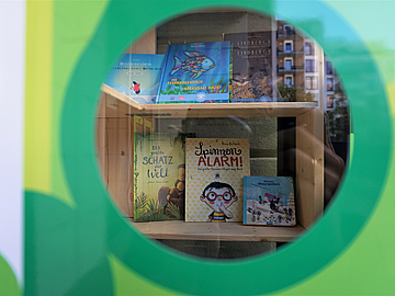 Blick in die neue Kinder-Bücherbox am FRÖBEL-Kindergarten MOMENTO in der Straßburger Straße 6B, Berlin-Prenzlauer Berg (Fotos: FRÖBEL e.V.)