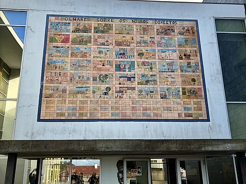 Über dem Eingang zur Stadtbibliothek ist ein riesiges Mosaik